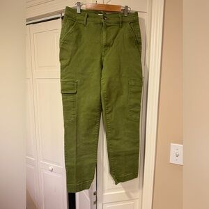 Free Assembly olive green cargo crops, size 4